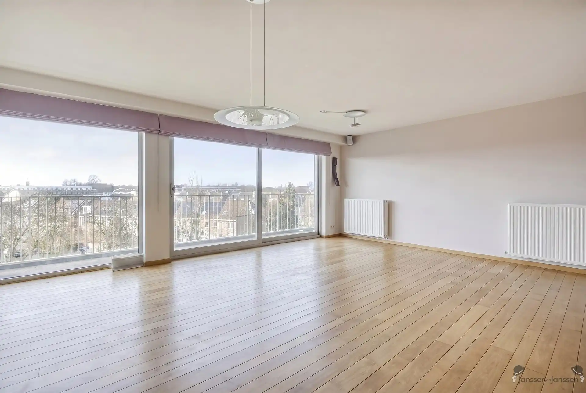 Ruim appartement met 3 slpk's, terras en 2 ondergrondse staanplaatsen foto 4