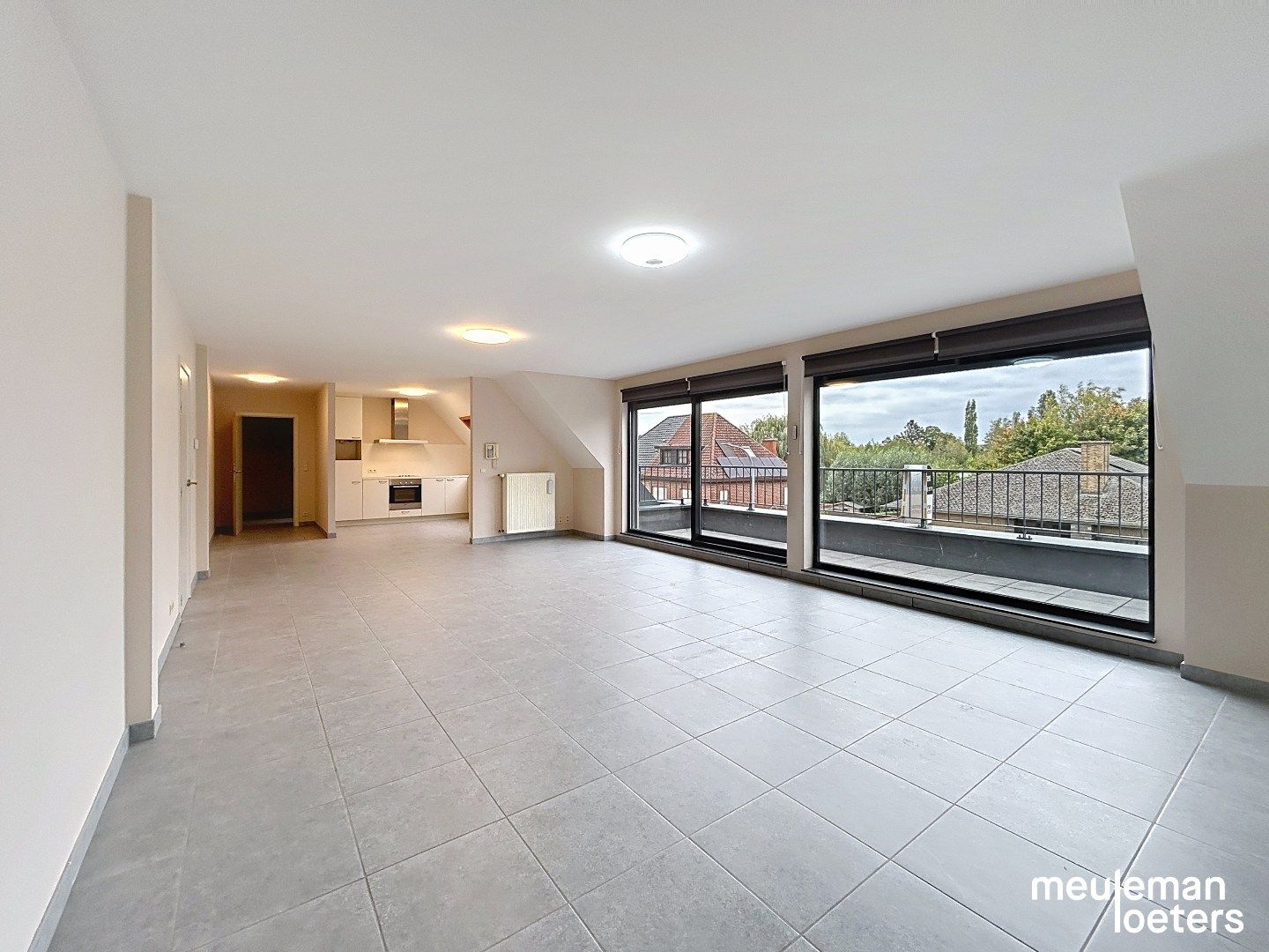 Zeer ruim appartement met terras foto {{pictureIndex}}