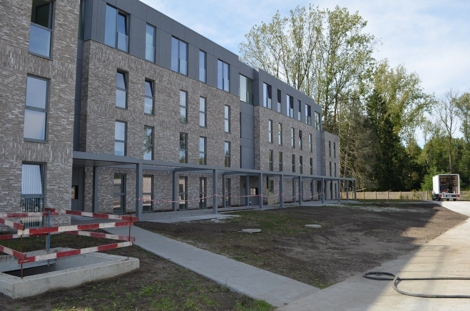 Wonen aan 't kanaal in een appartement met twee slaapkamers met ruim terras.  Lift aanwezig. foto 2
