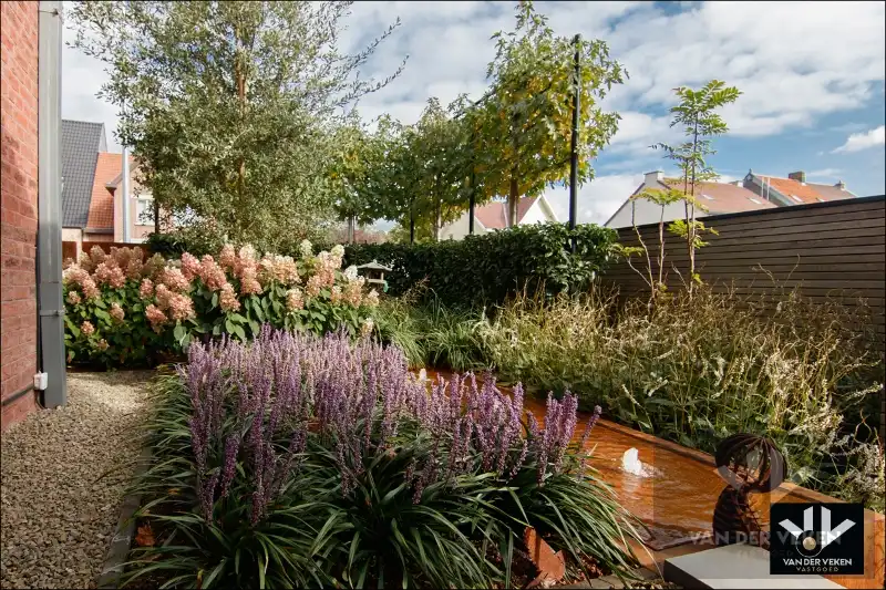 Knap afgewerkte, energiezuinige en ruime woning met vier slaapkamers, guesthouse/praktijkruimte op een centrale (maar toch bosrijke!) locatie te As foto 6