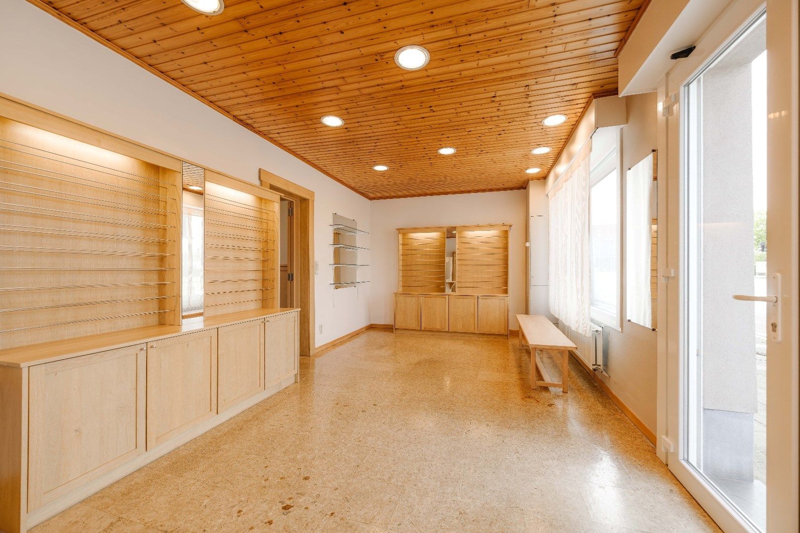 VERRASSEND RUIME WOONST (HANDELSHUIS) MET TUIN & GARAGE | TOEGANG ACHTEROM foto 3