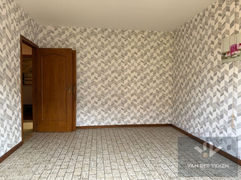 Te renoveren, ruim, centraal en toch rustig gelegen glvl 2-slpkapp met ruim terras nabij centrum Halveweg Zonhoven foto 17