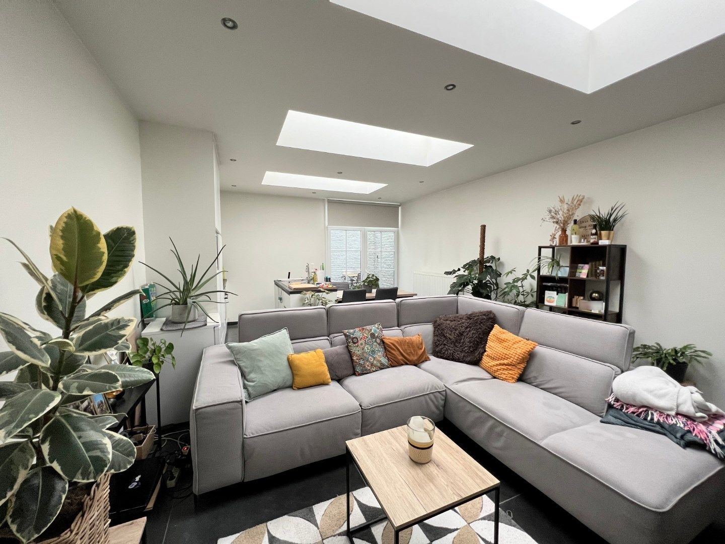 GELIJKVLOERS 1-SLAAPKAMER APPARTEMENT MET TERRAS IN CENTRUM IEPER foto 3
