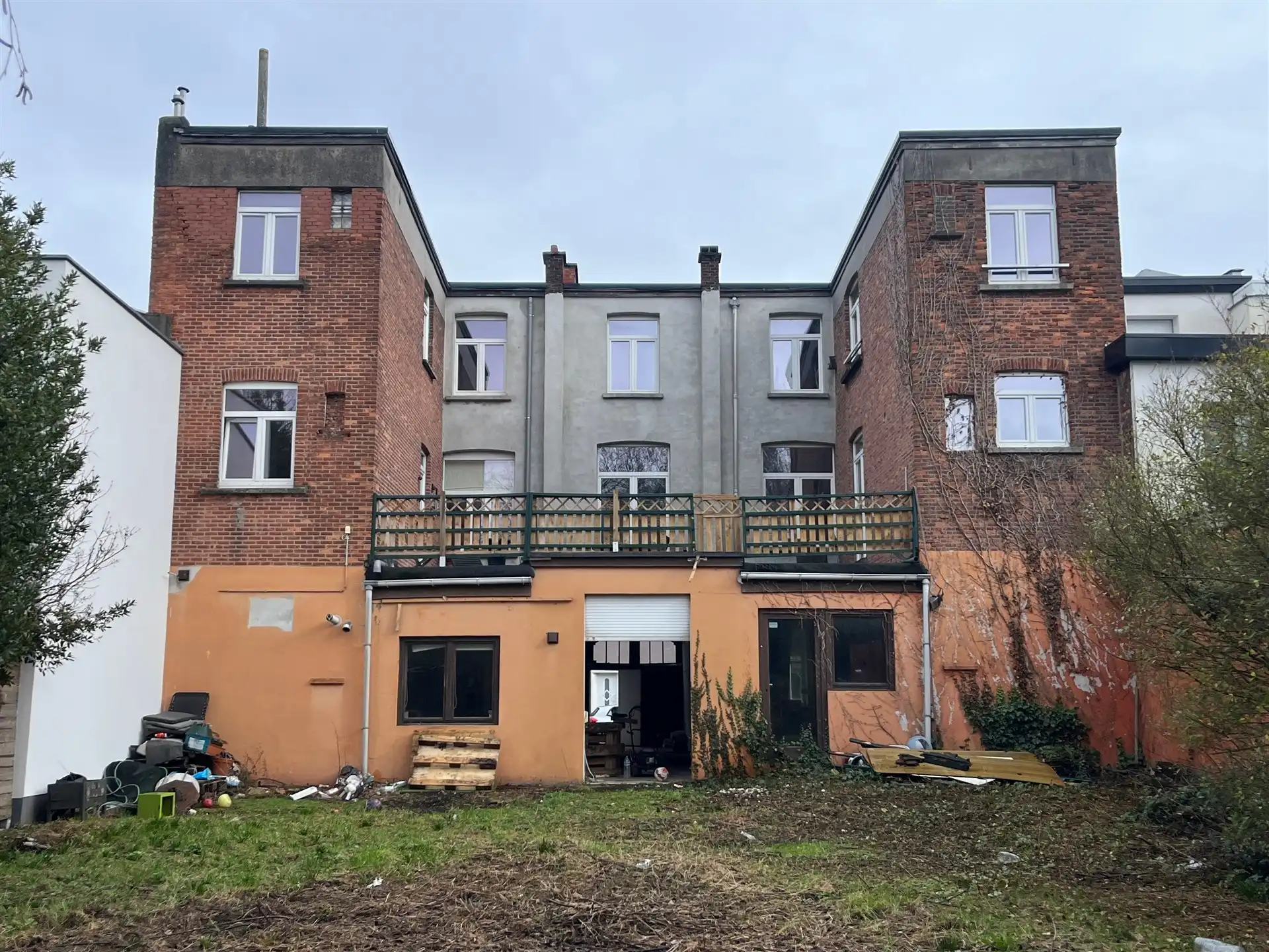 Appartementsgebouw met parking en zeer grote tuin! foto 3