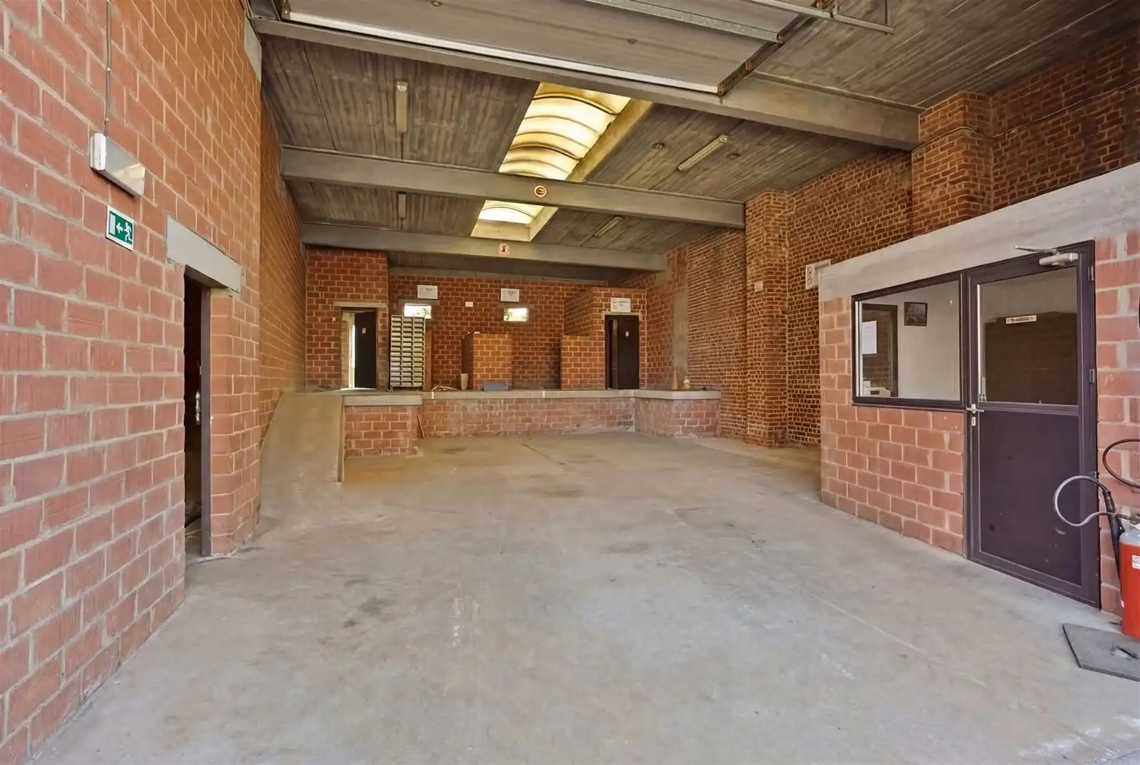 Woning met grote atelier(+/-205m²) te centrum Dworp foto 4