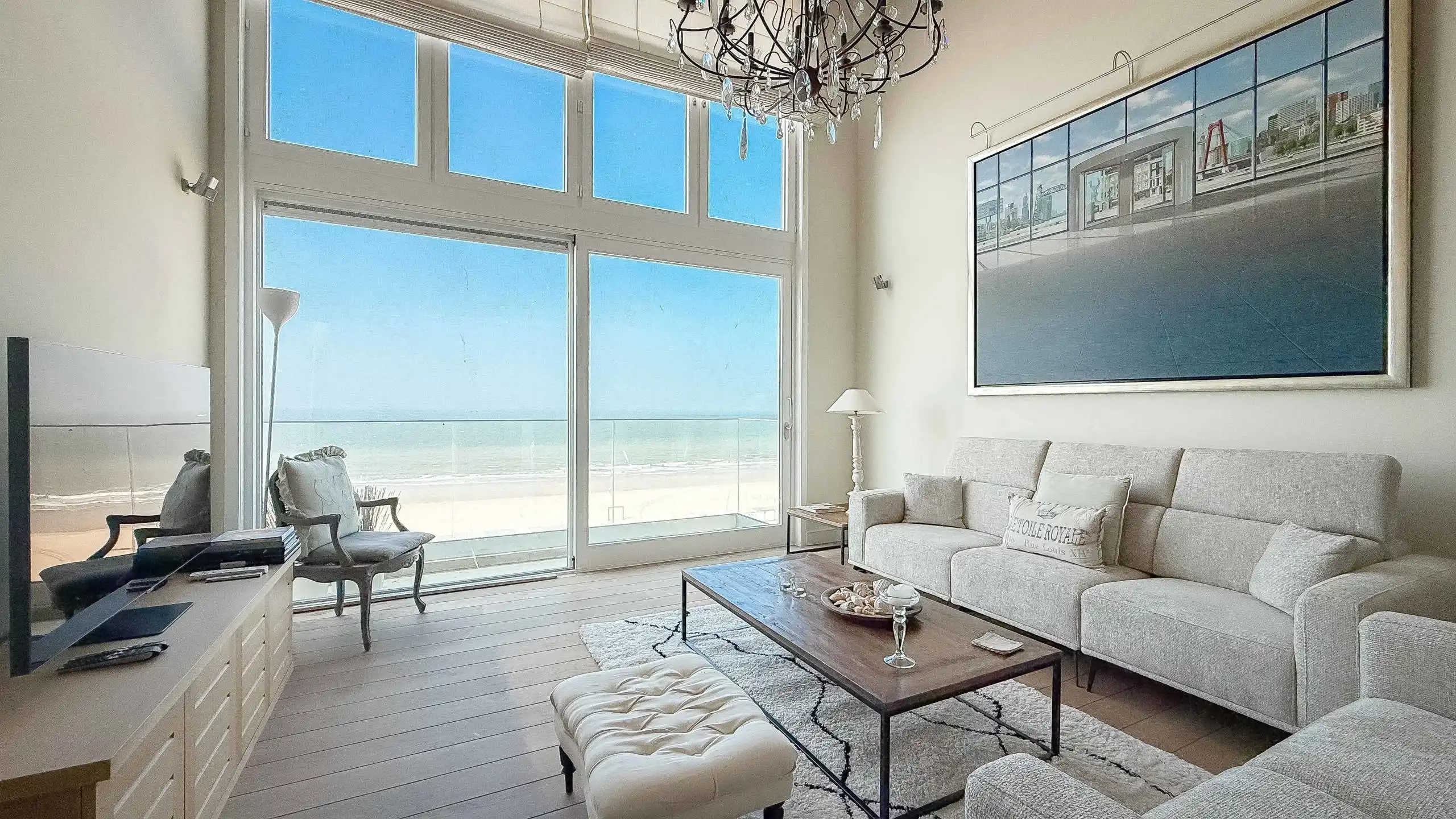 EXCLUSIEF mezzanine-appartement, gelegen op Zeedijk Zoute... foto {{pictureIndex}}