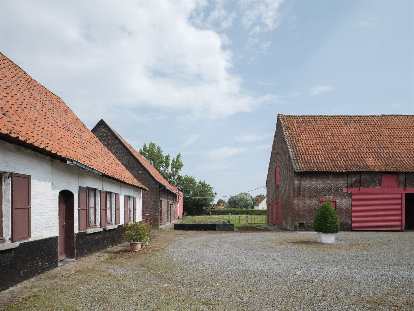 Hoeve met bijgebouwen op riant perceel foto 5