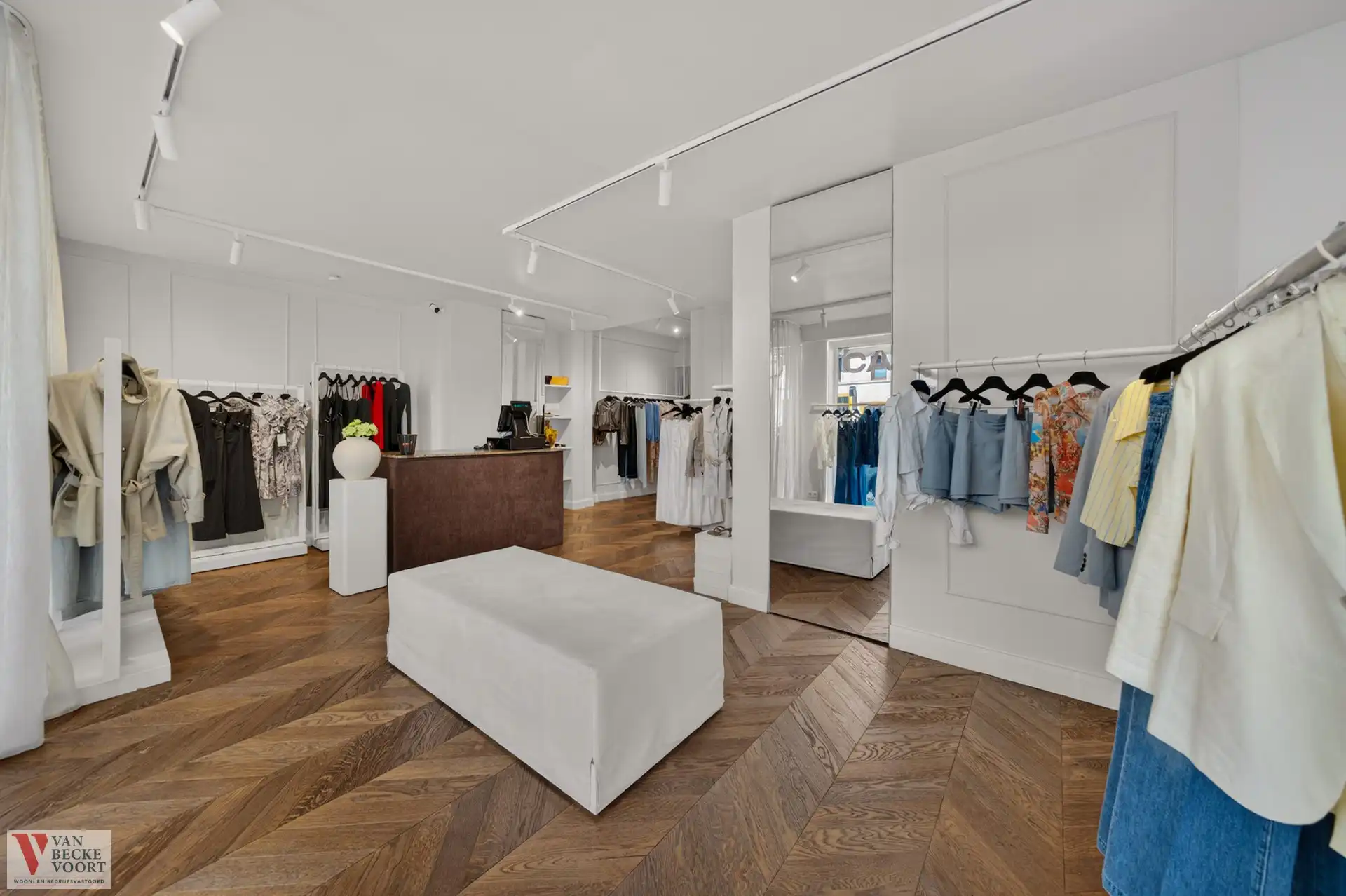 Esthetisch winkel op druk kruispunt Oostende foto 2