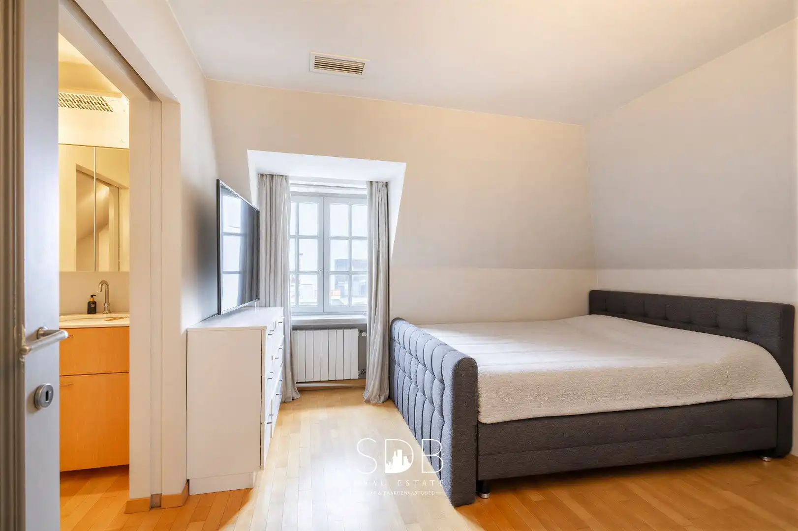 Landelijke villa met bijgebouwen en graslanden op 23.740m² foto 15