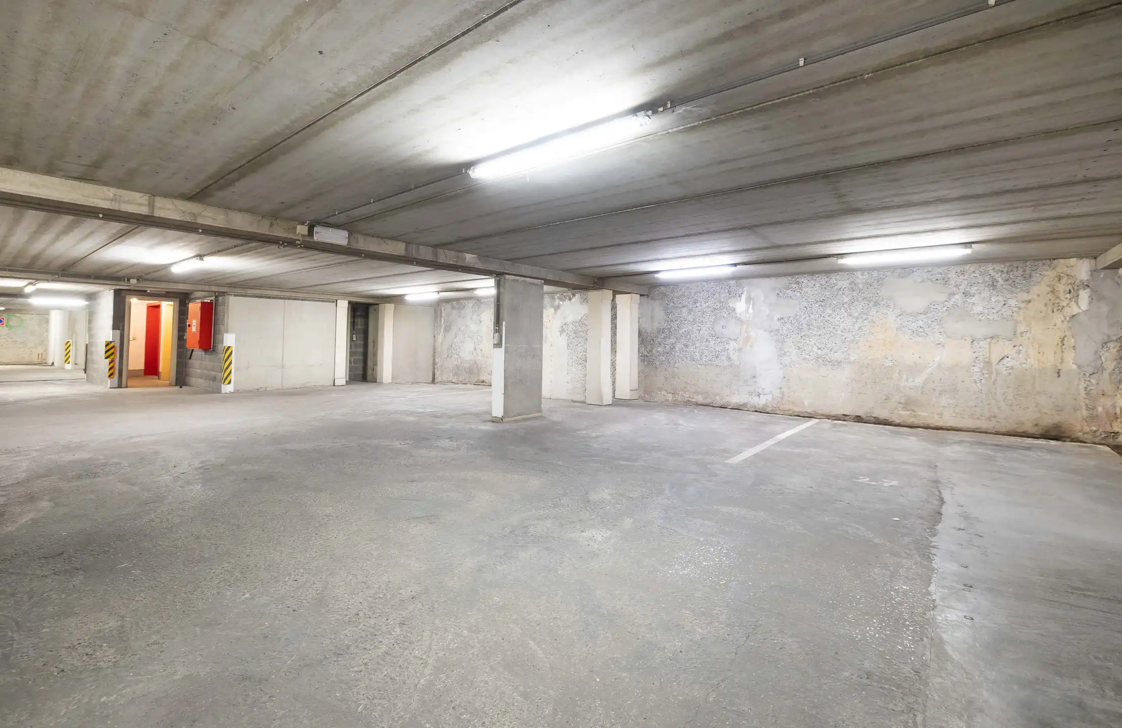 Europese wijk | Licht appartement met parking foto 14