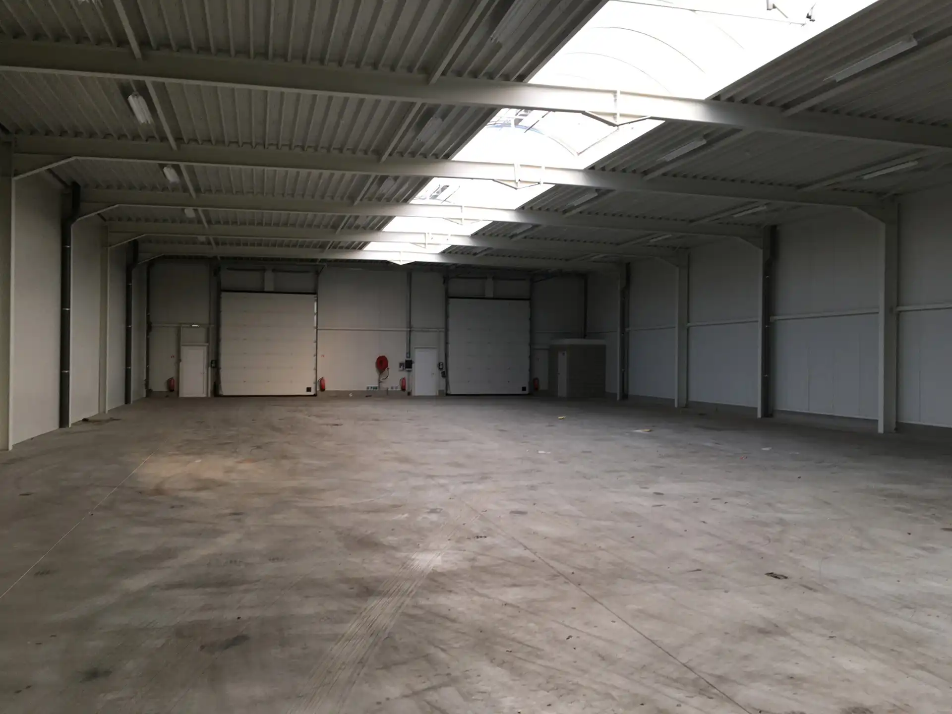 BEDRIJFSGEBOUW VAN 1000M² MET LAADKADE        foto 5