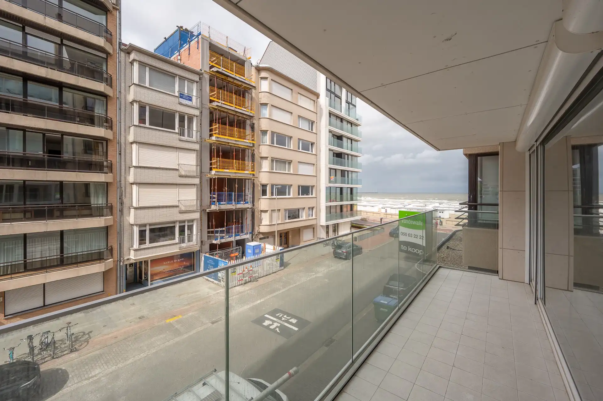 Ongemeubeld: Ruim en gerenoveerd appartement met zonneterras en zijdelings zeezicht! foto 4