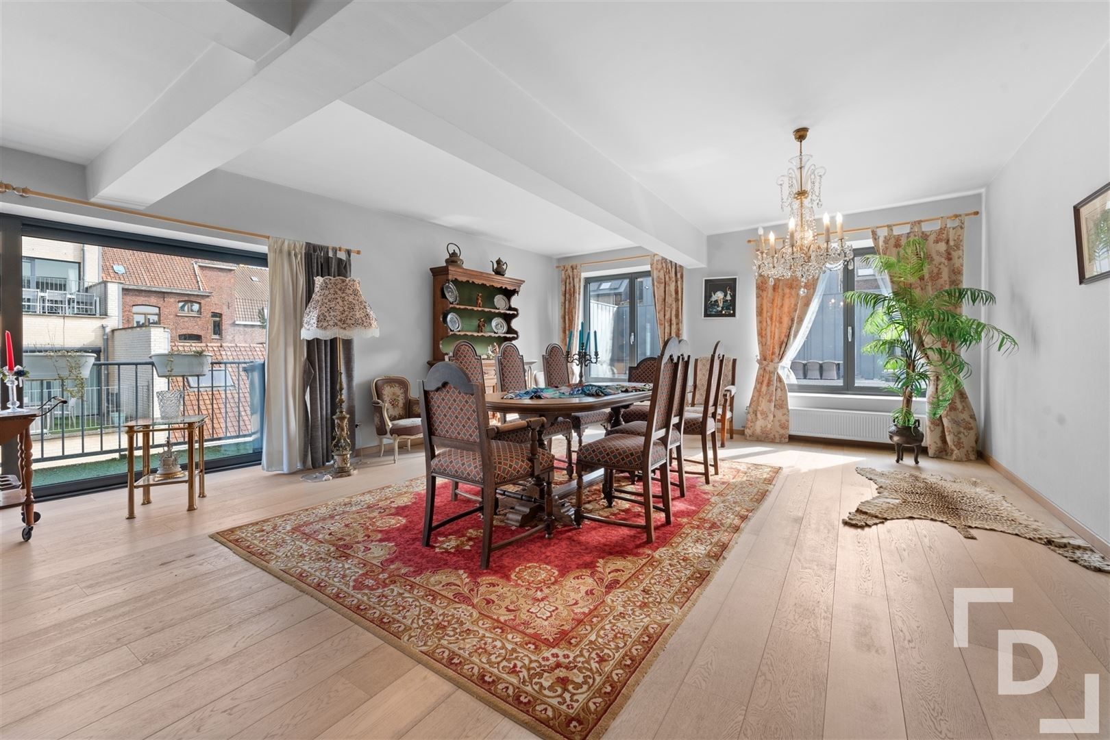 Zeer ruim appartement op toplocatie te koop in Ieper foto 3