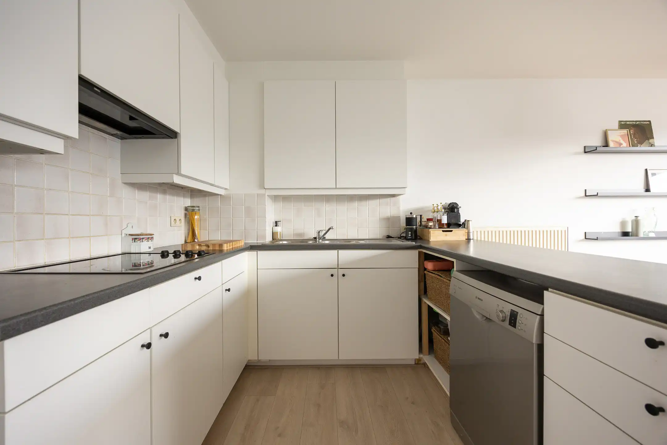 Centraal gelegen 2 slpk app met ruim terras en staanplaats. foto 8