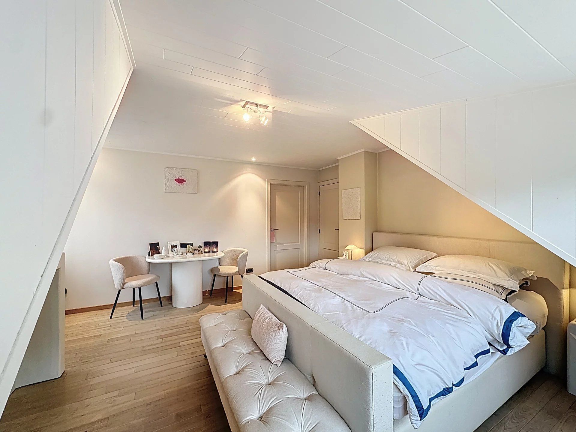 Prachtige landelijke gelegen vrijstaande woning uit 2001, gelegen op een perceel van 16a 43ca. Deze woning biedt comfort, ruimte en privacy met hoogwaardige afwerking en moderne gemakken. foto 27
