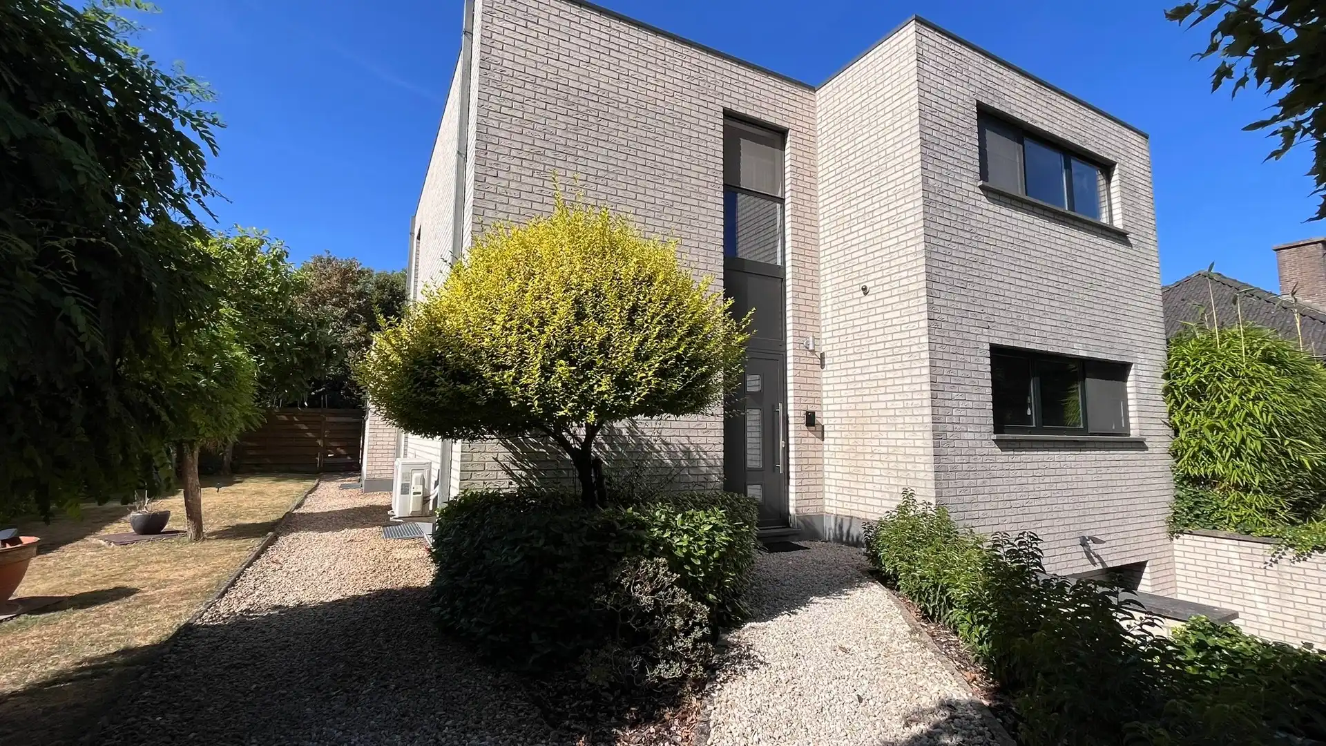 Vrijstaande woning met 4 slaapkamers, inpandige garage en zuidgerichte tuin foto 3