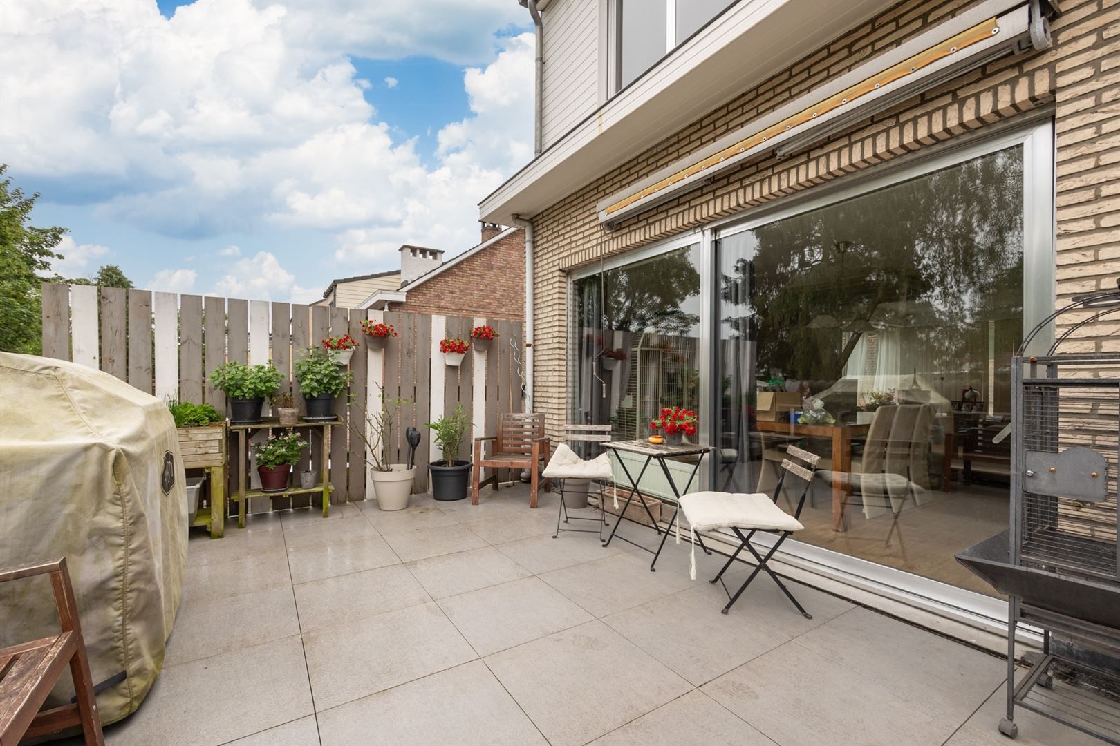 Kantoor met grote vitrine en duplex appartement foto 24