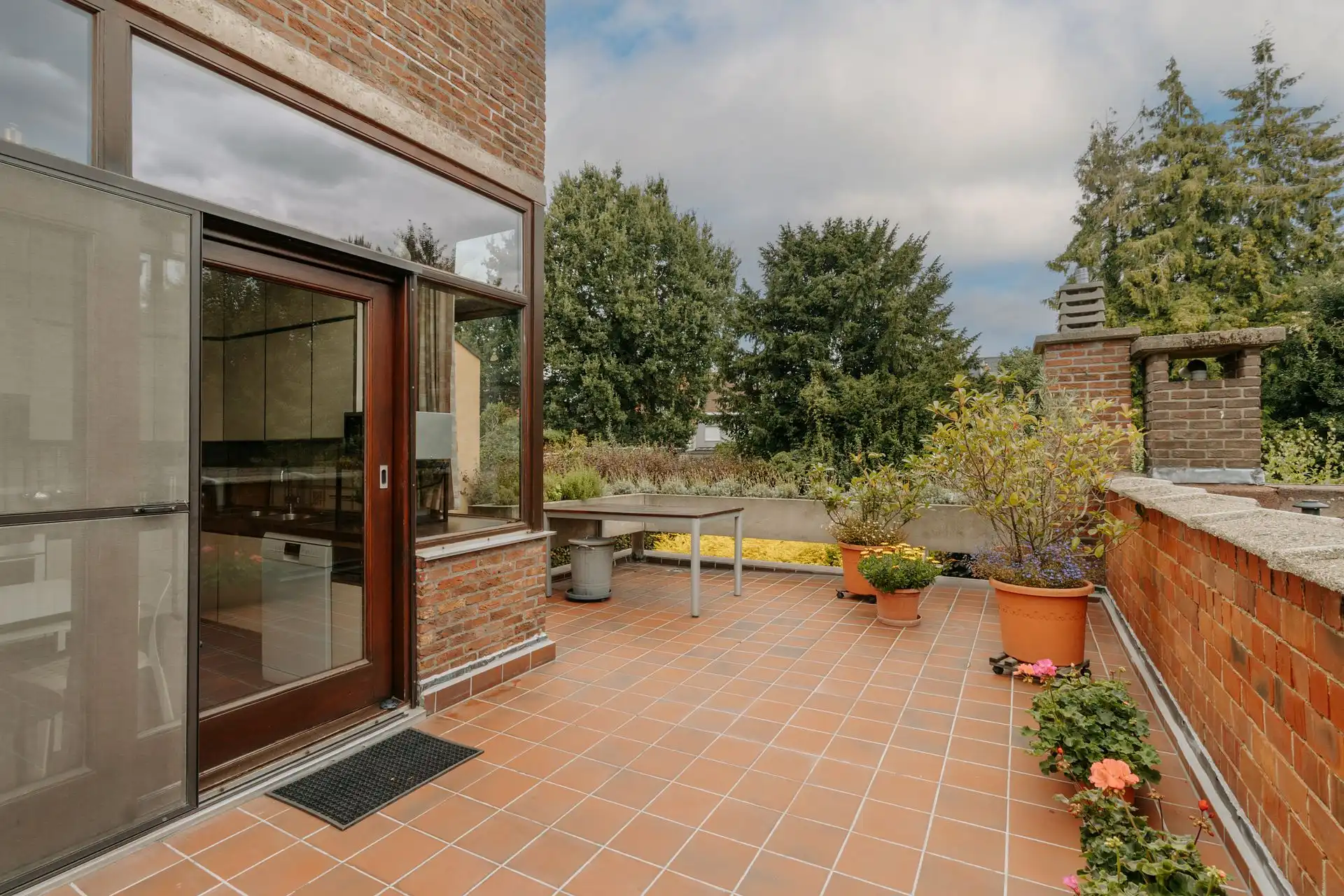 Architecturale Lejon-woning in autoluwe straat foto 18