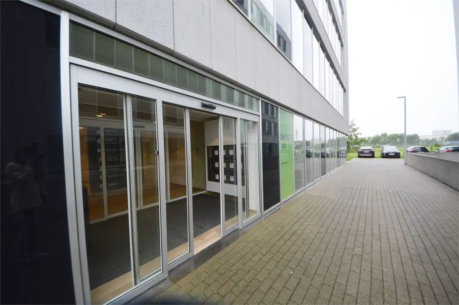 RECENTE KANTOREN INCL. 9 PARKINGS NAAST E40 foto 2