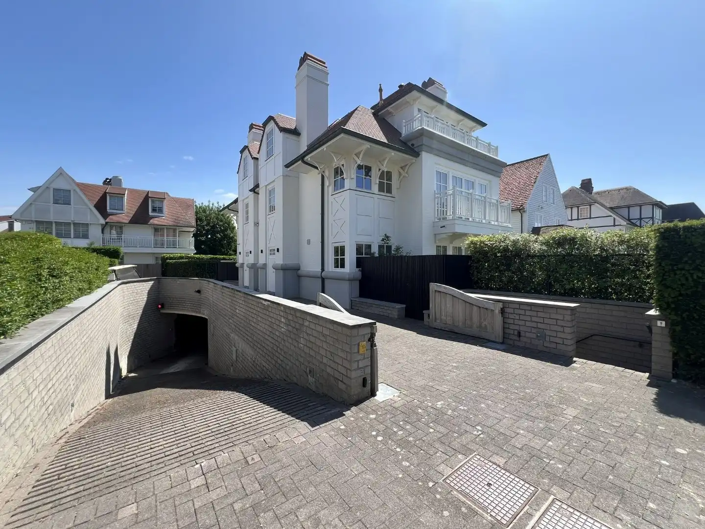 Gesloten garagebox op enkele stappen van het Albertplein foto {{pictureIndex}}