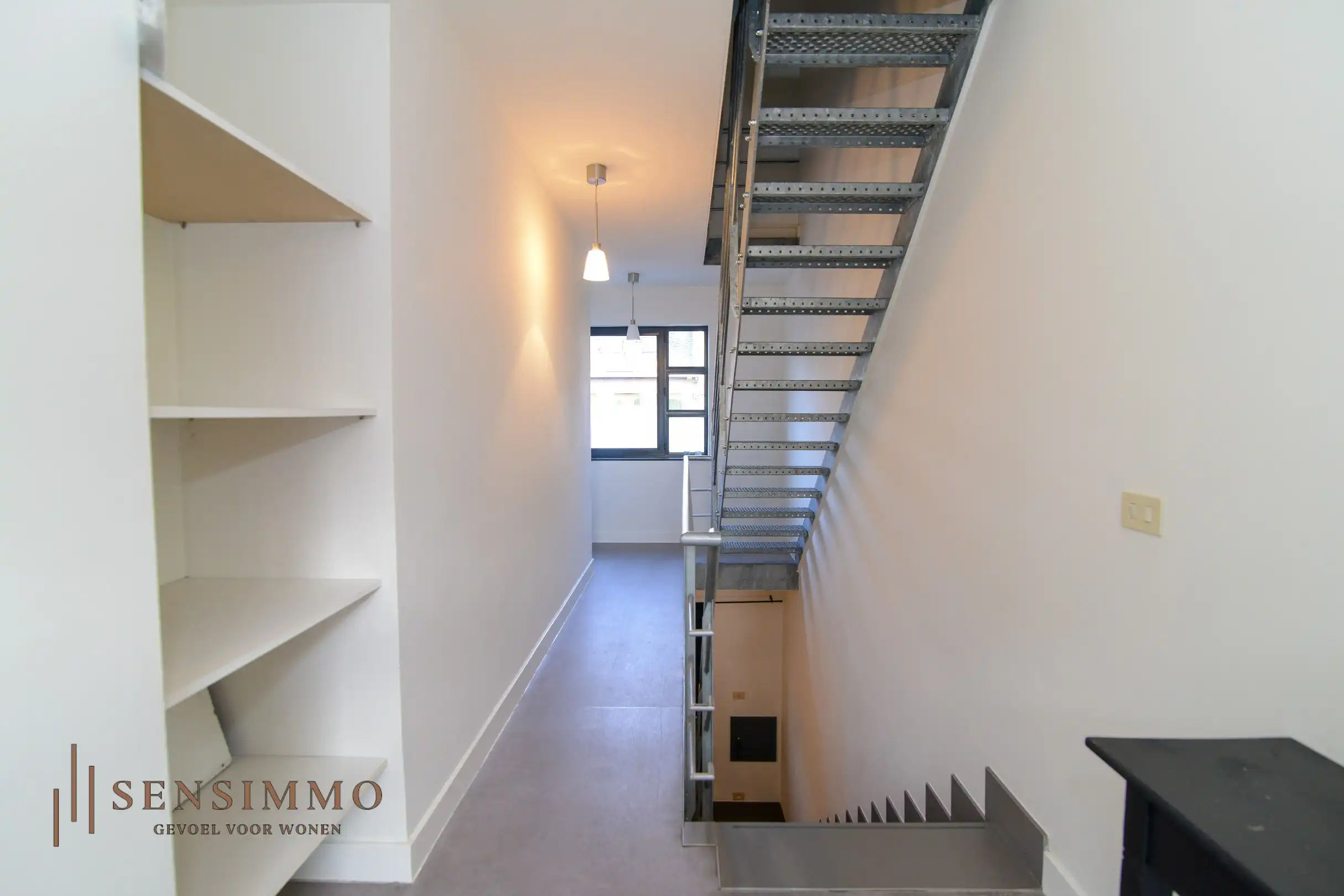 Commerciële handelspand met bovenliggend appartement in hartje Maasmechelen foto 3