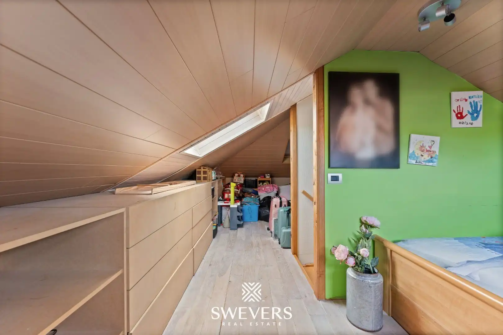 Ruime open bebouwing met nieuwe keuken en veranda foto 23