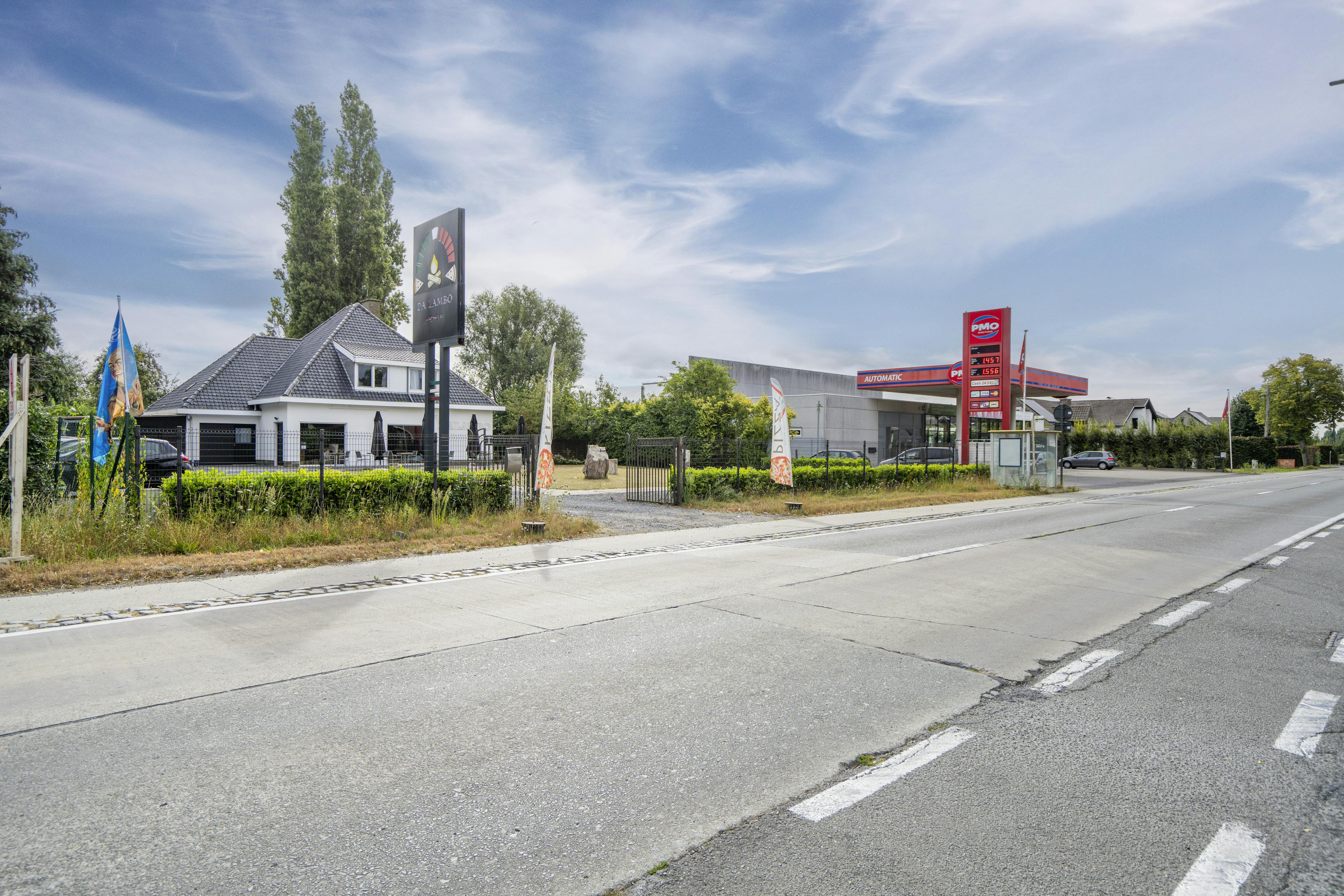 Bouwgrond (1561m²) op commerciële locatie te koop in Menen foto {{pictureIndex}}