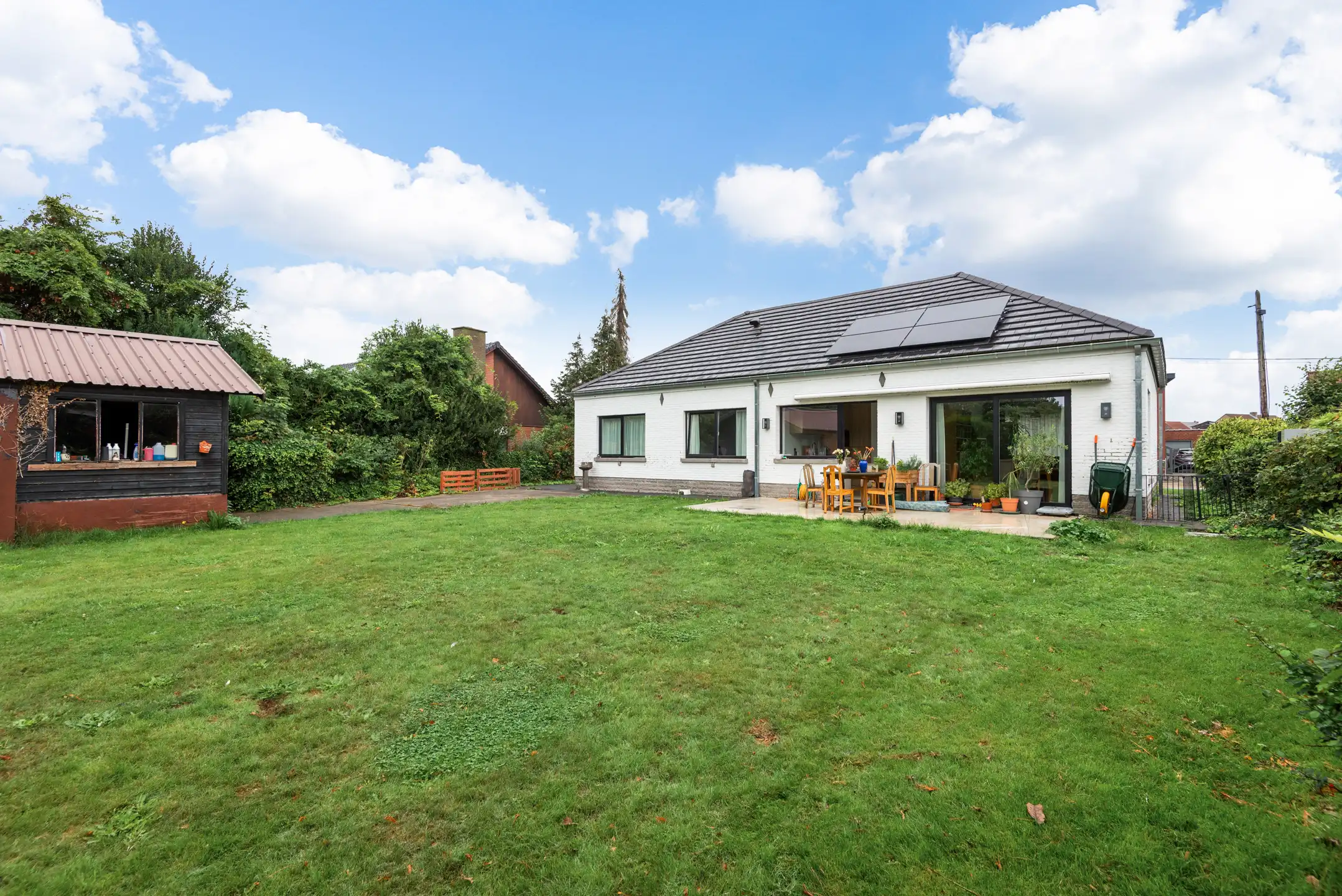 Moderne, instapklare Bungalow met 4 slpk. en 2 badk. en bijgebouw op 12 are 30 ca foto 2