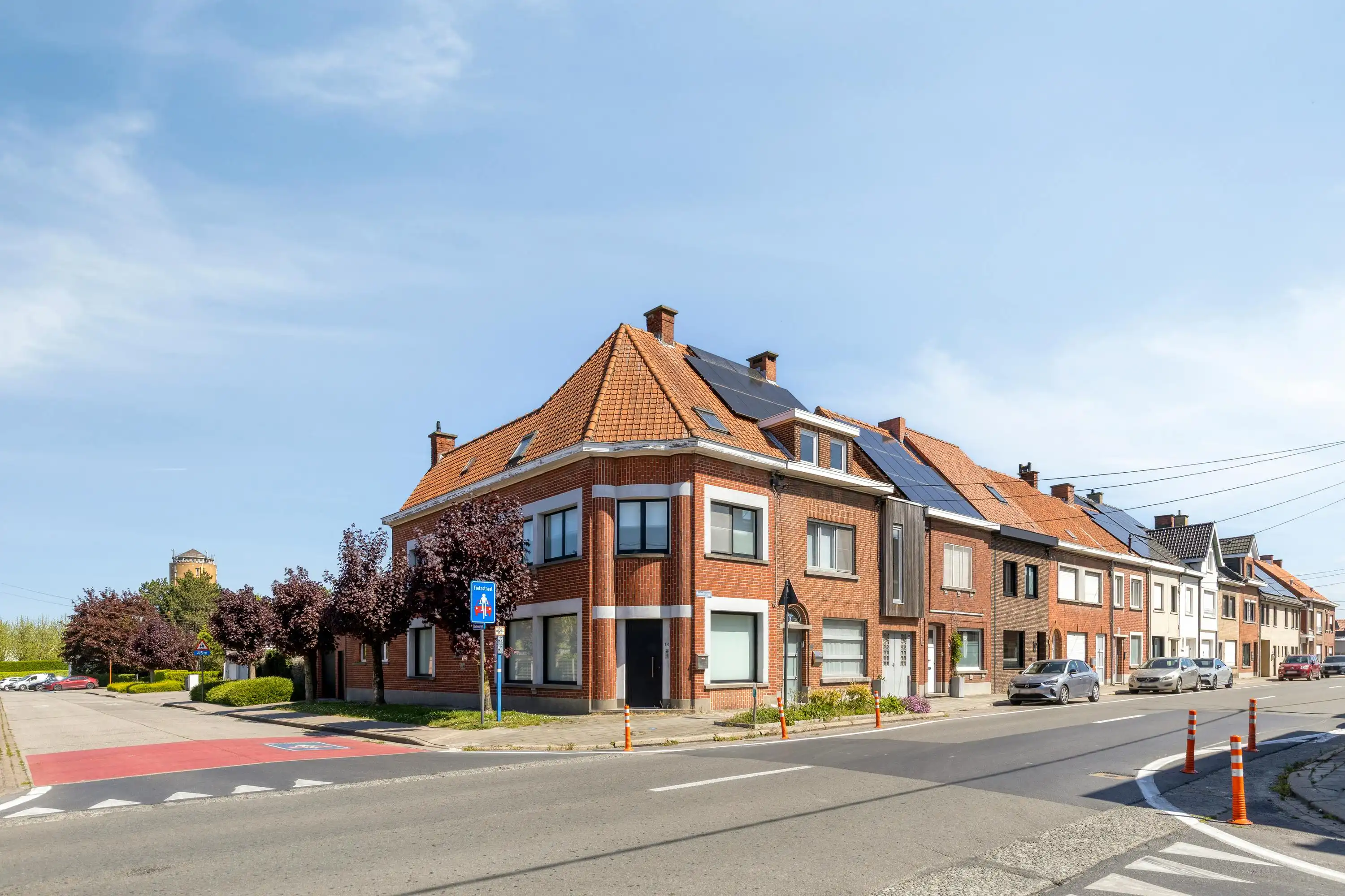 Een charmant huis met gezellige tuin en garage te Roeselare foto 2