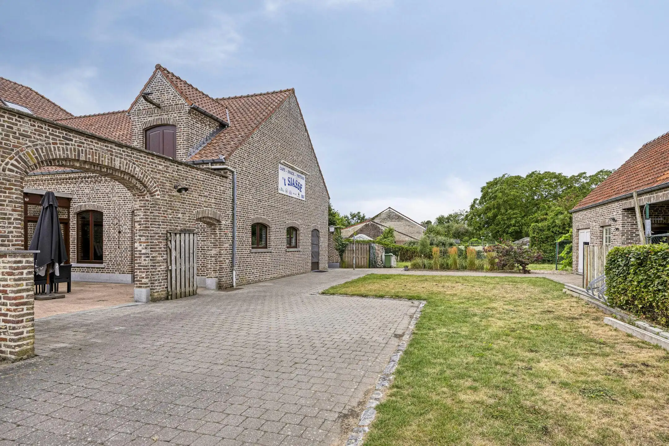 Handelshuis met café en feestzaal + bouwgrond te koop in Tongerlo  foto 33