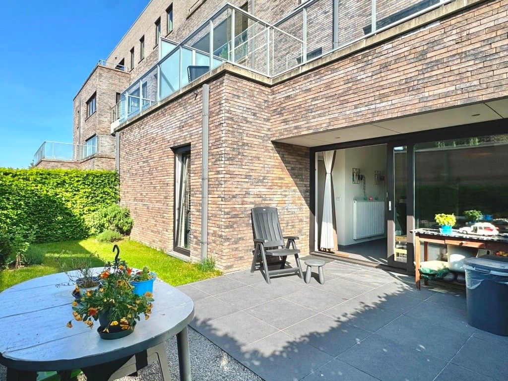 Zonnig tweeslaapkamerappartement met tuin en autostaanplaats in Zwijnaarde. foto {{pictureIndex}}