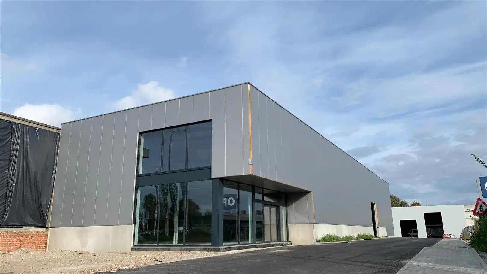 Gerenoveerde opslagplaatsen foto {{pictureIndex}}