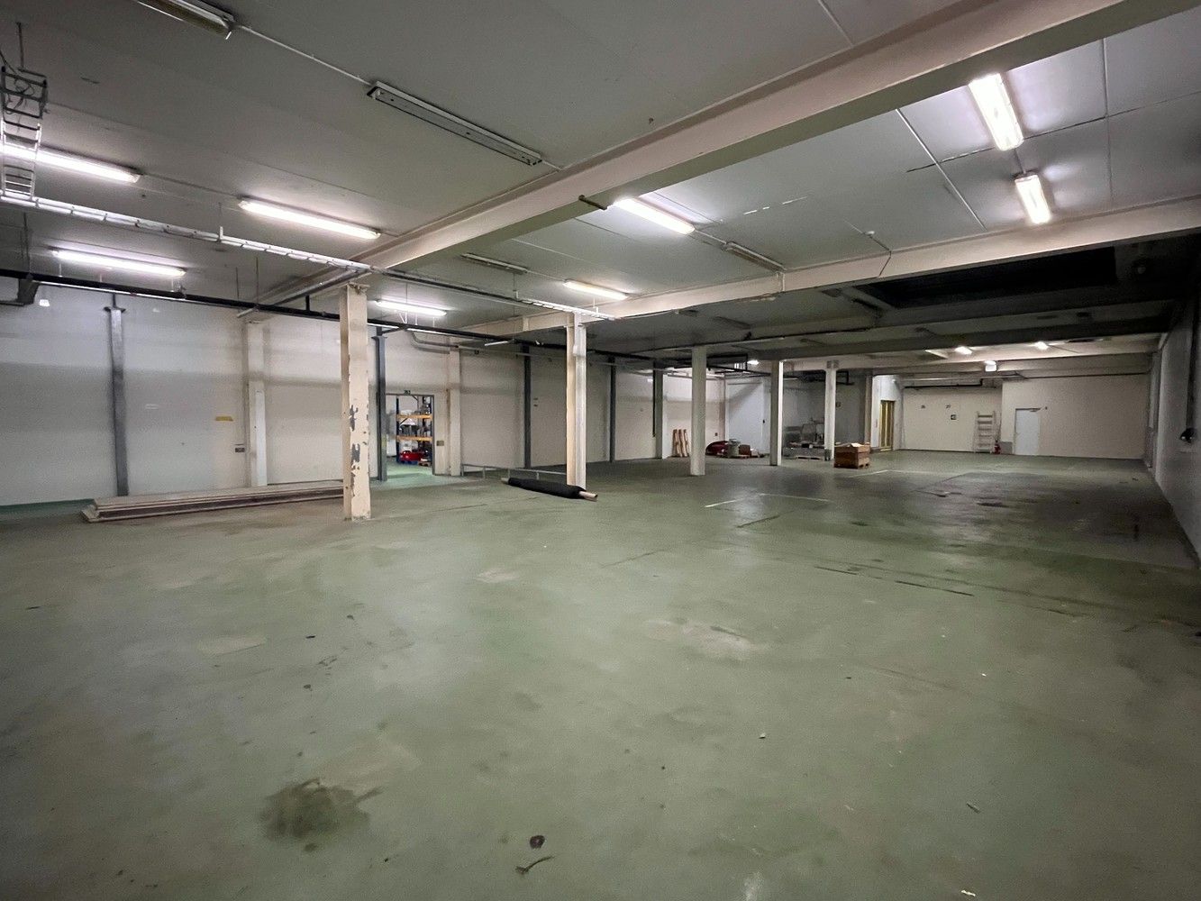 +/- 1790m² bedrijfsgebouw foto 4