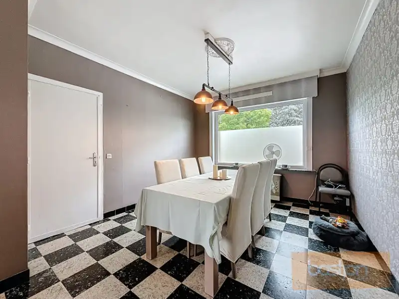 Halfopen bebouwing in rustige, doodlopende straat foto 4