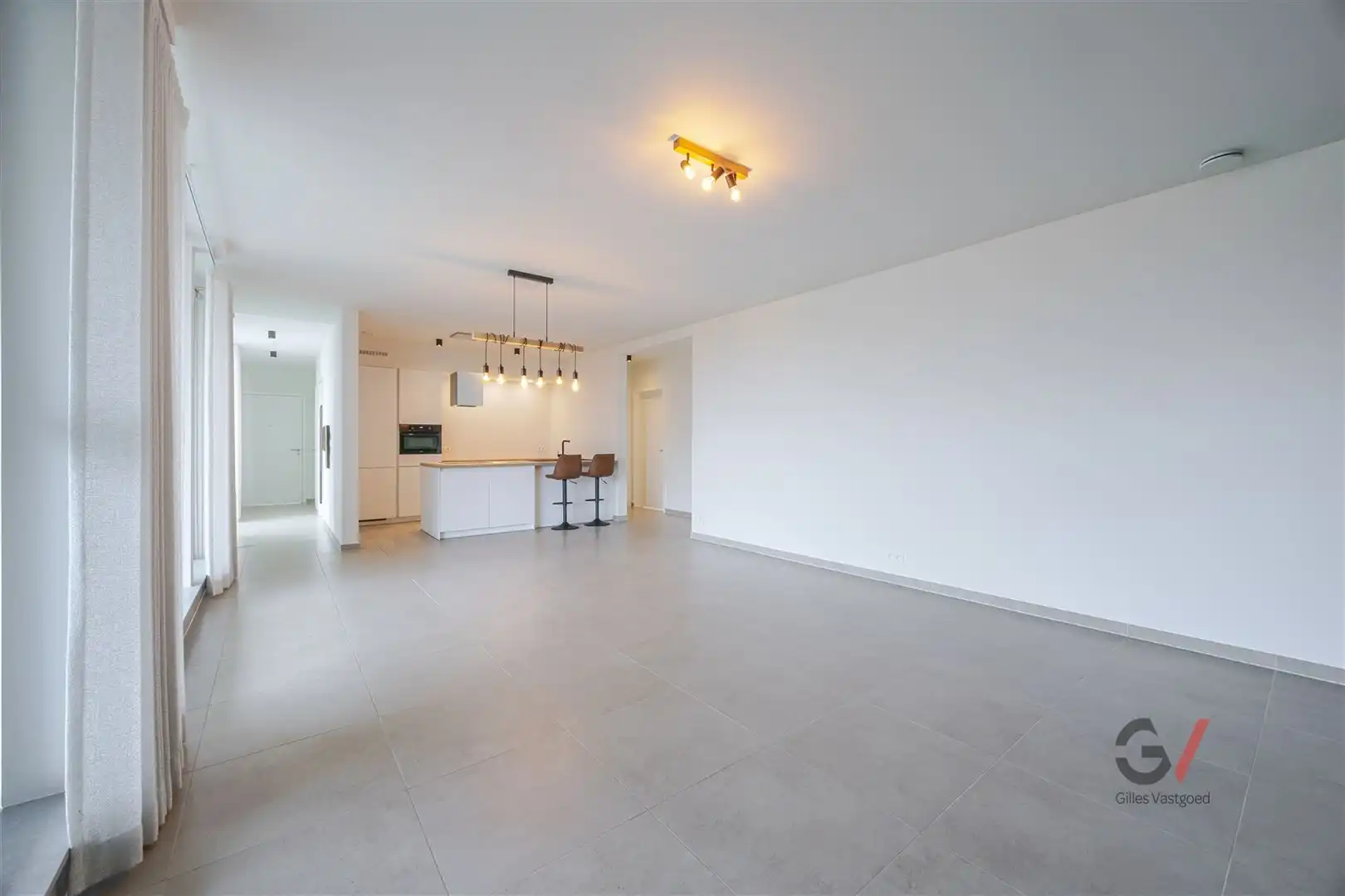 Lichtrijk en modern appartement met ruim terras foto 2