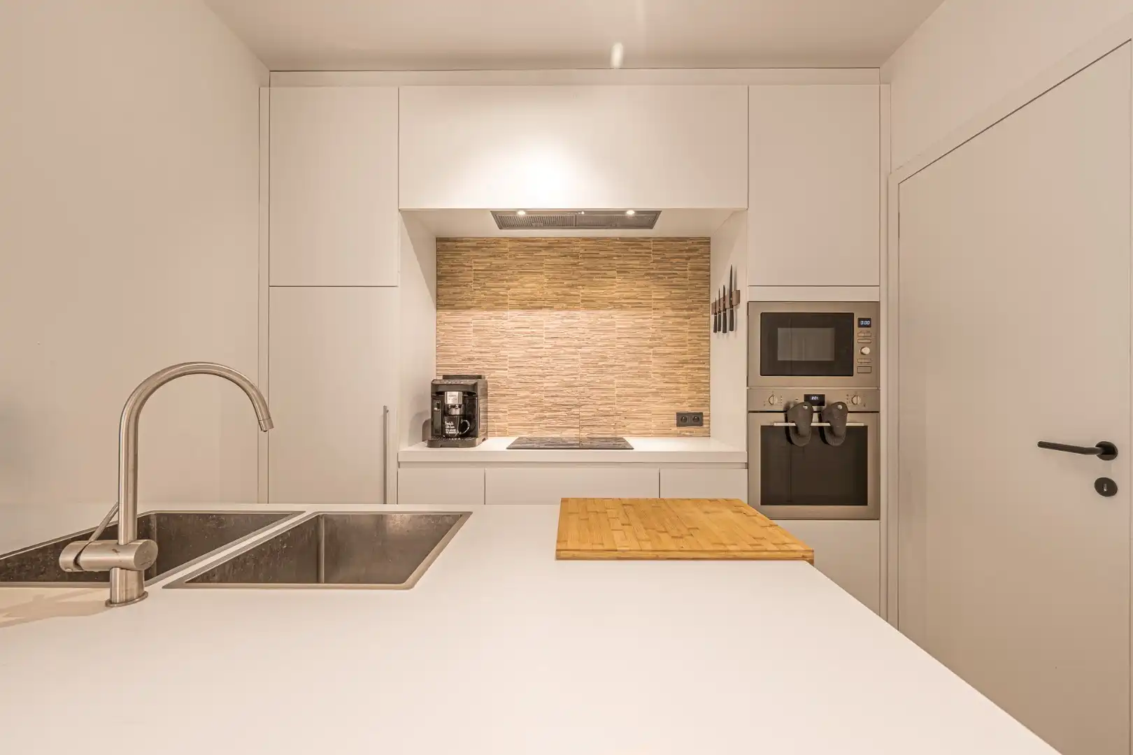 Recent, instapklaar appartement met overdekte staanplaats aan de Broeltorens in Kortrijk foto 8