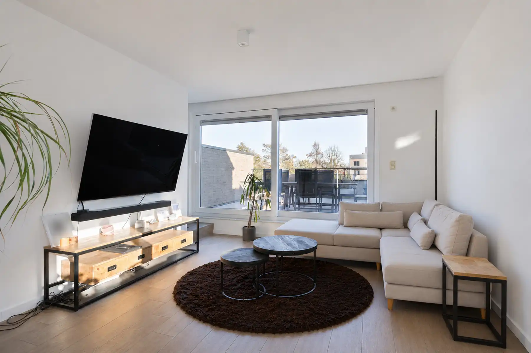 PRACHTIG AFGEWERKT EN ENERGIEZUINIG DUPLEX-APPARTEMENT (123 M2 WOONOPPERVLAKTE) (BRON: EPB) MET 2 SLAAPKAMERS, RUIM &nbsp;EN ZONOVERGOTEN TERRAS, EN AUTOSTANDPLAATS EN TUINBERGING TE NEERHAREN!&nbsp; foto 3