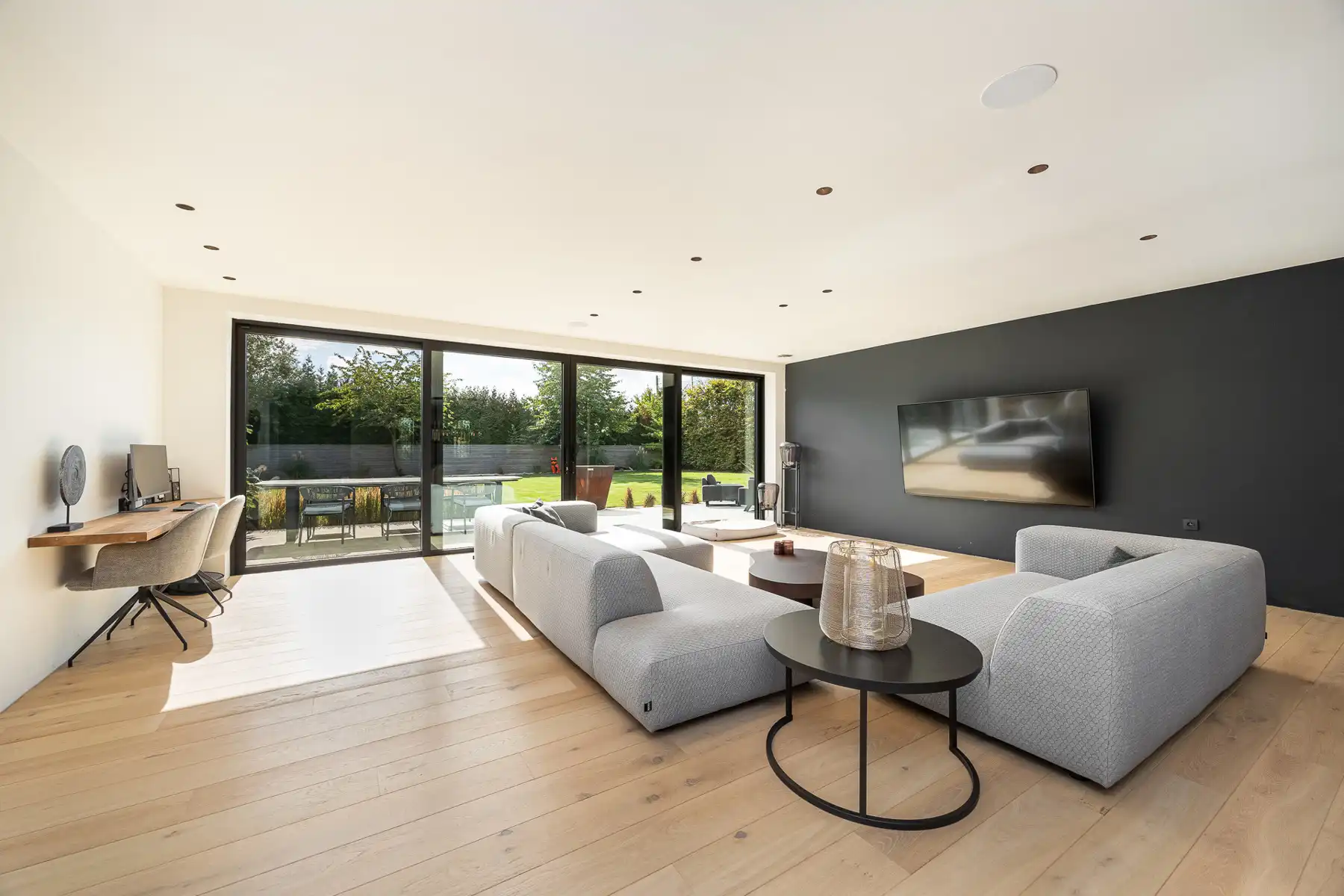 Villa met ruim magazijn in Aartselaar foto 4