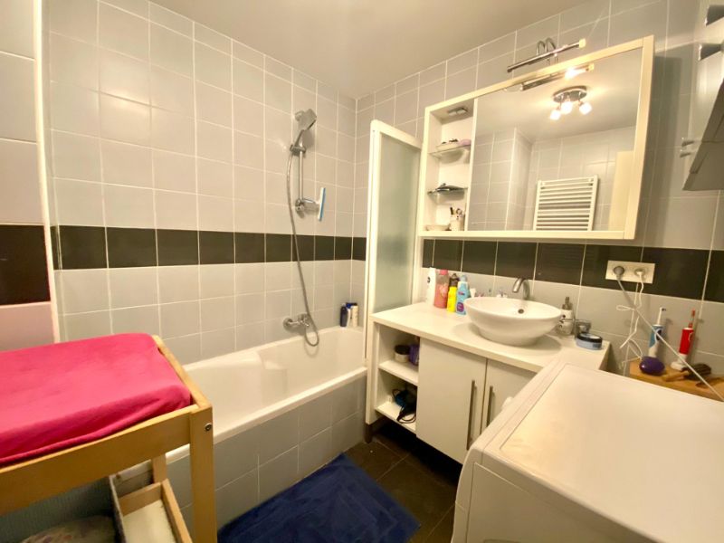 GELIJKVLOERS APPARTEMENT MET TWEE SLAAPKAMERS EN TUIN foto 4