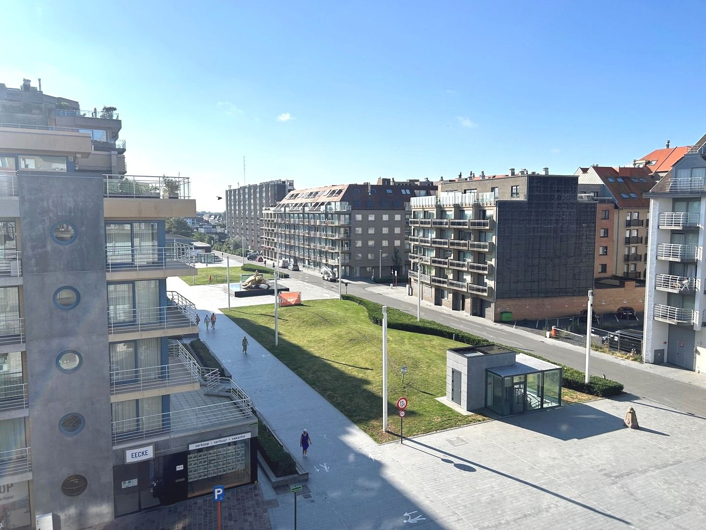 Gerenoveerd 3 slaapkamer appartement met groot terras. foto 1