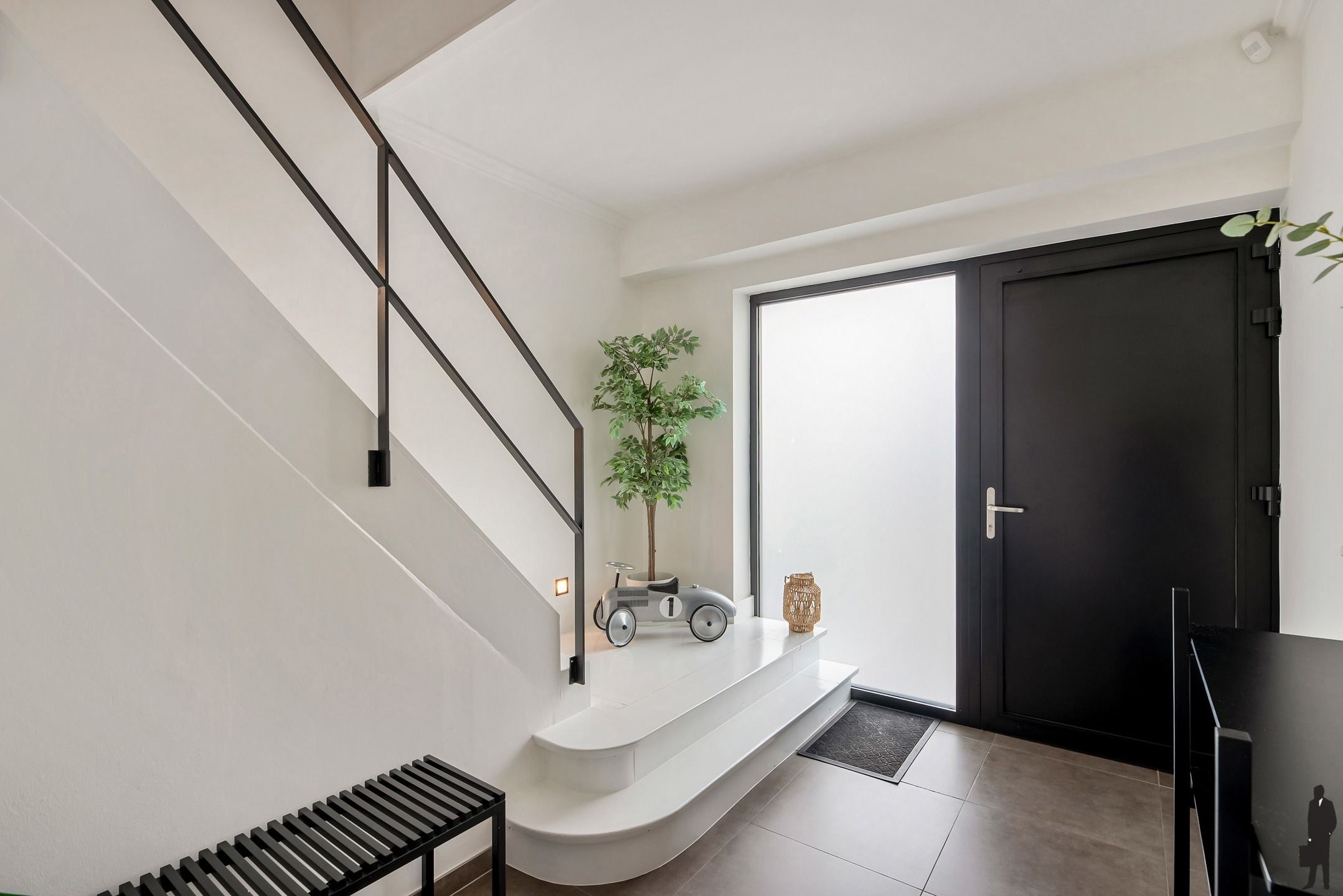Knap gerenoveerde gezinswoning met 4 slaapkamers en praktijkruimte/kantoor. foto 2