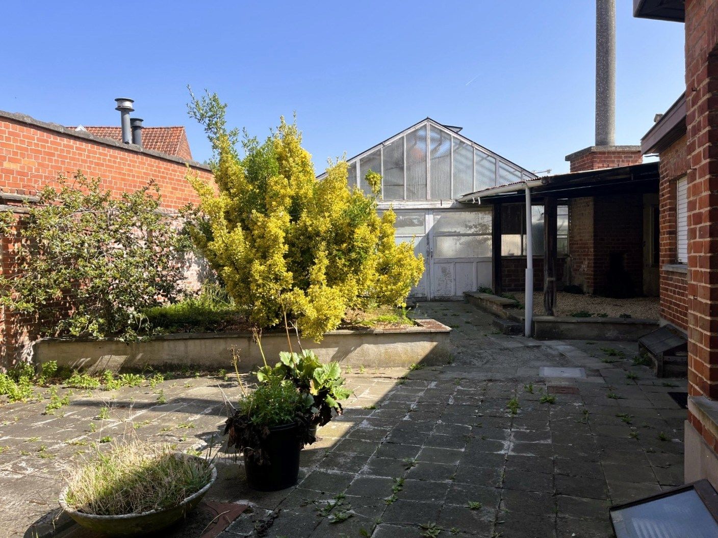 Te renoveren woning met achterliggende grond foto 13