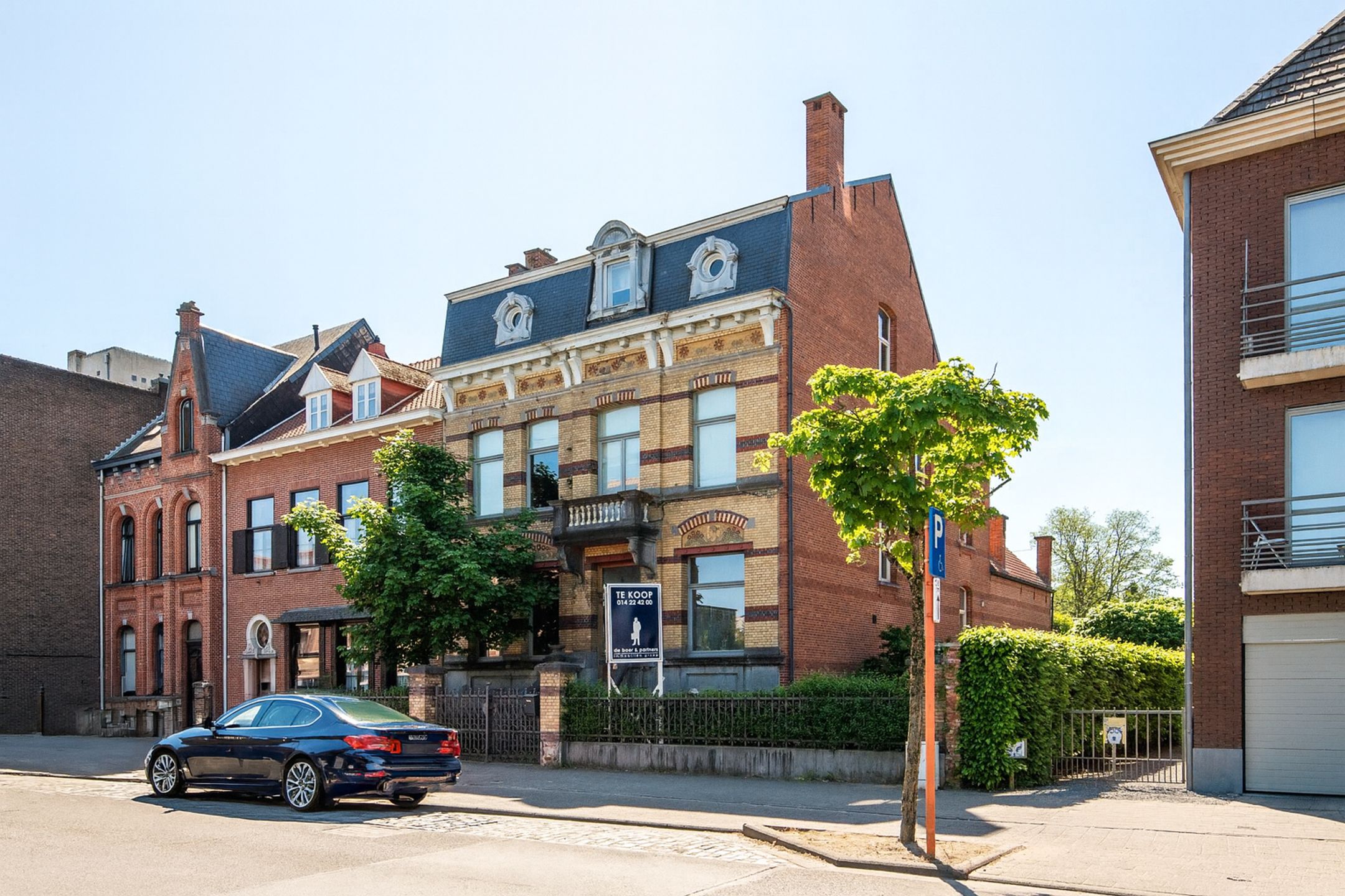 Hoofdfoto van de publicatie: Uniek en imposant halfopen herenhuis met zuidtuin