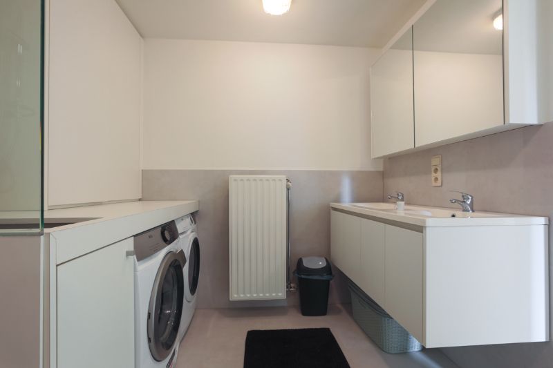 Rustig en toch centraal gelegen, instapklare,  halfopen woning met 4 slaapkamers, tuin en zeer ruime garage (energielabel B, elektriciteit goedgekeurd, zonnepanelen...) foto 13