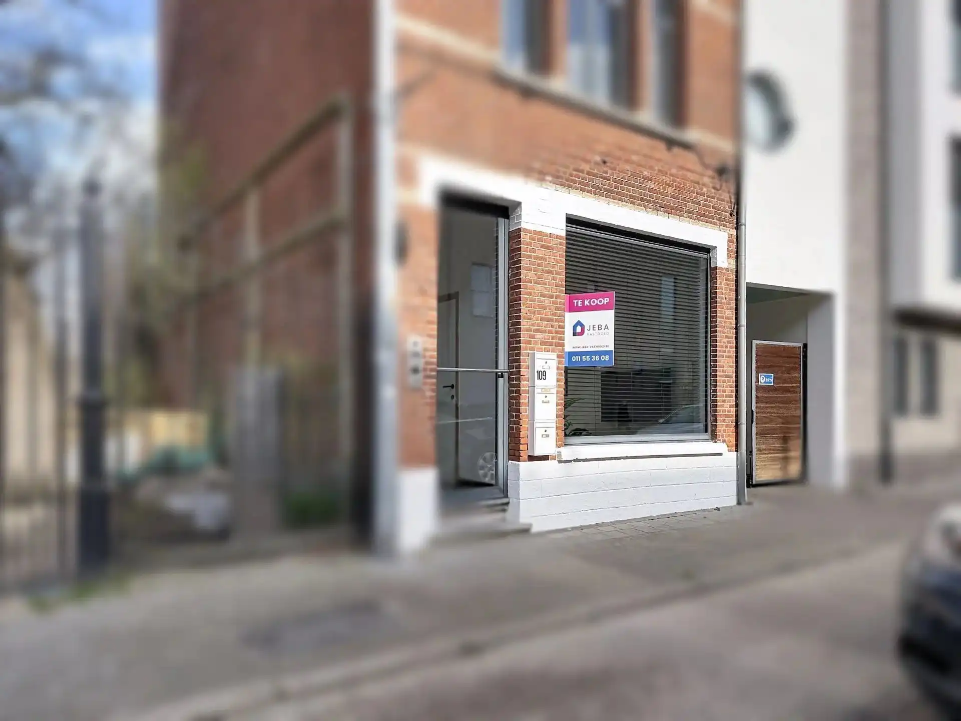 Zeer gezellig gelijkvloers appartement met 1 (mog. 2) slaapkamers, tuin, terras en staanplaats. foto {{pictureIndex}}