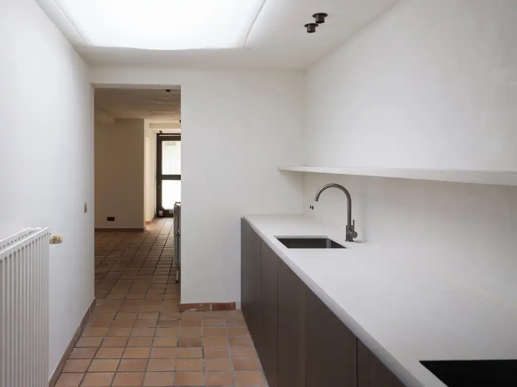 Uniek handelshuis met centrale ligging, bestaande uit een polyvalente kantoorruimte en een bovengelegen duplexappartement. foto 22