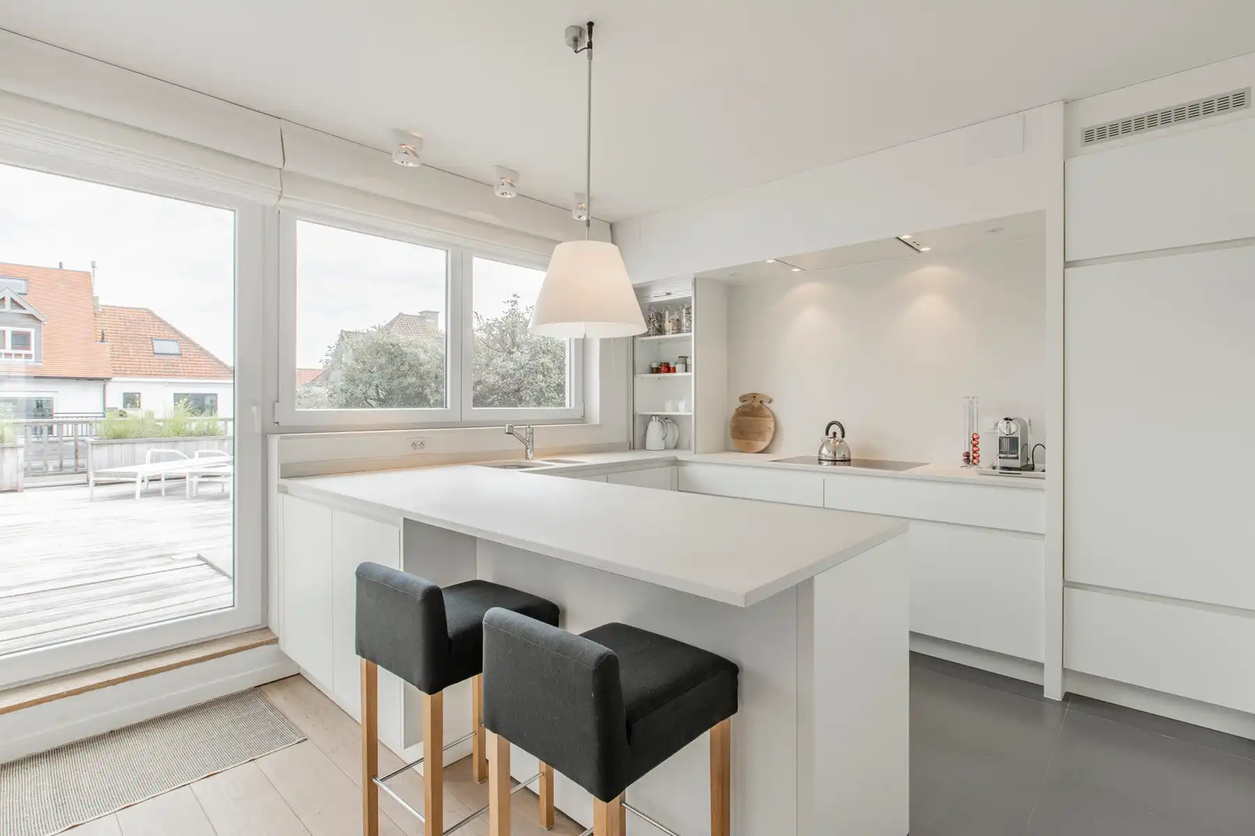 Uitzonderlijk ruim en modern gemeubelde triplex met zonneterras foto 5