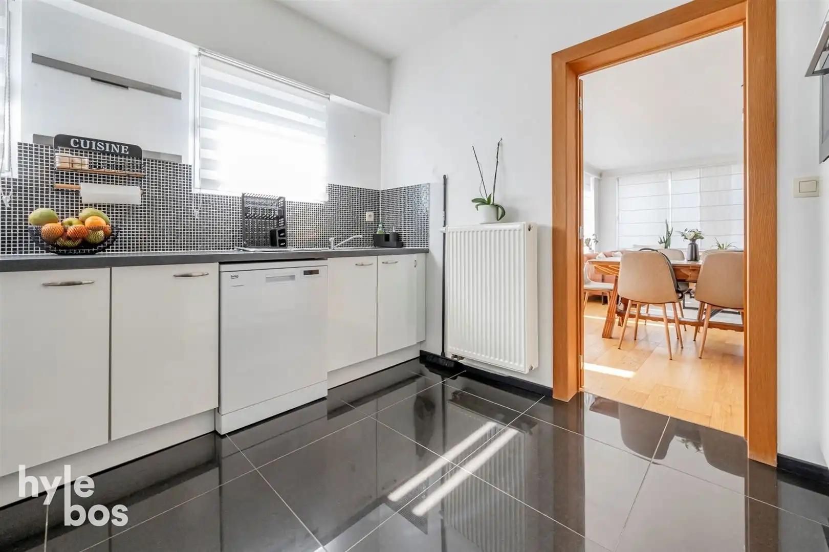 Instapklaar 2 slaapkamer appartement met garage foto 8