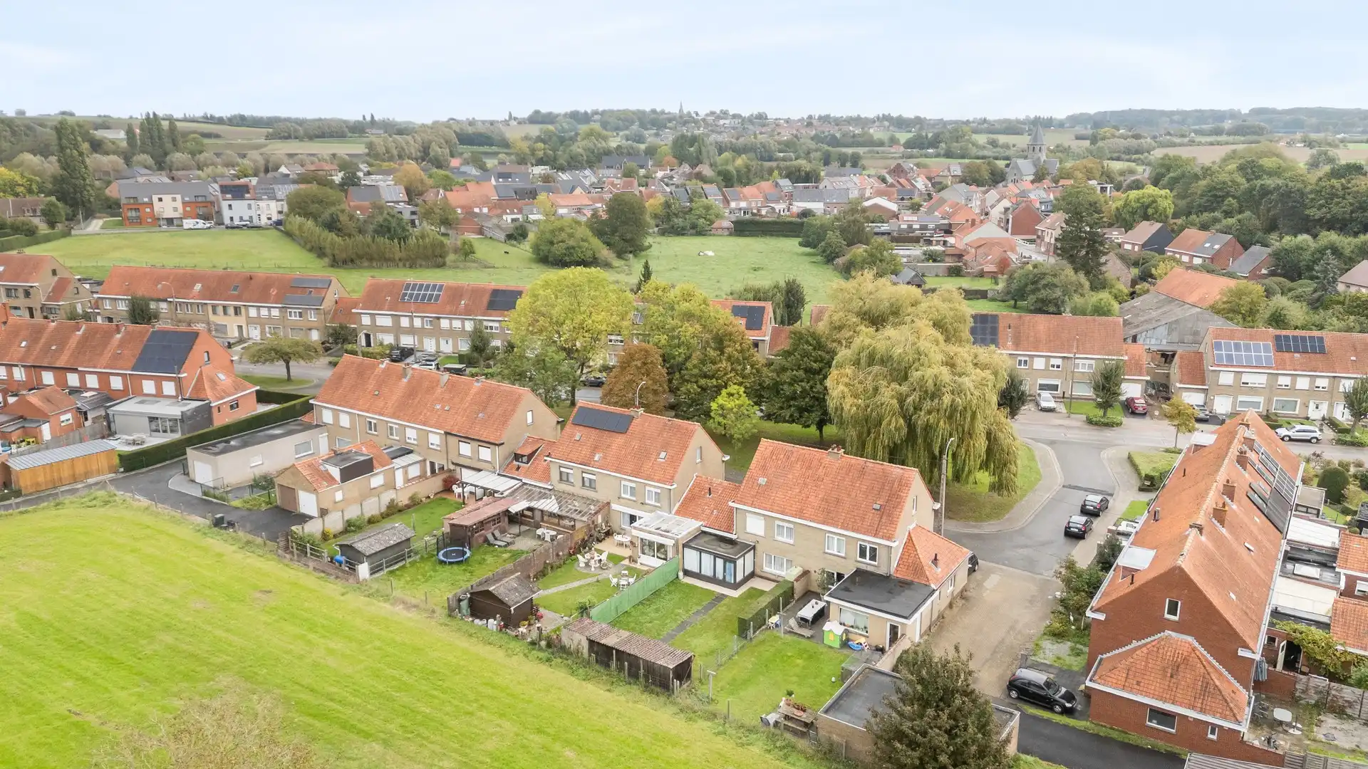 Zeer ruime kloeke woning met grote tuin! foto 28