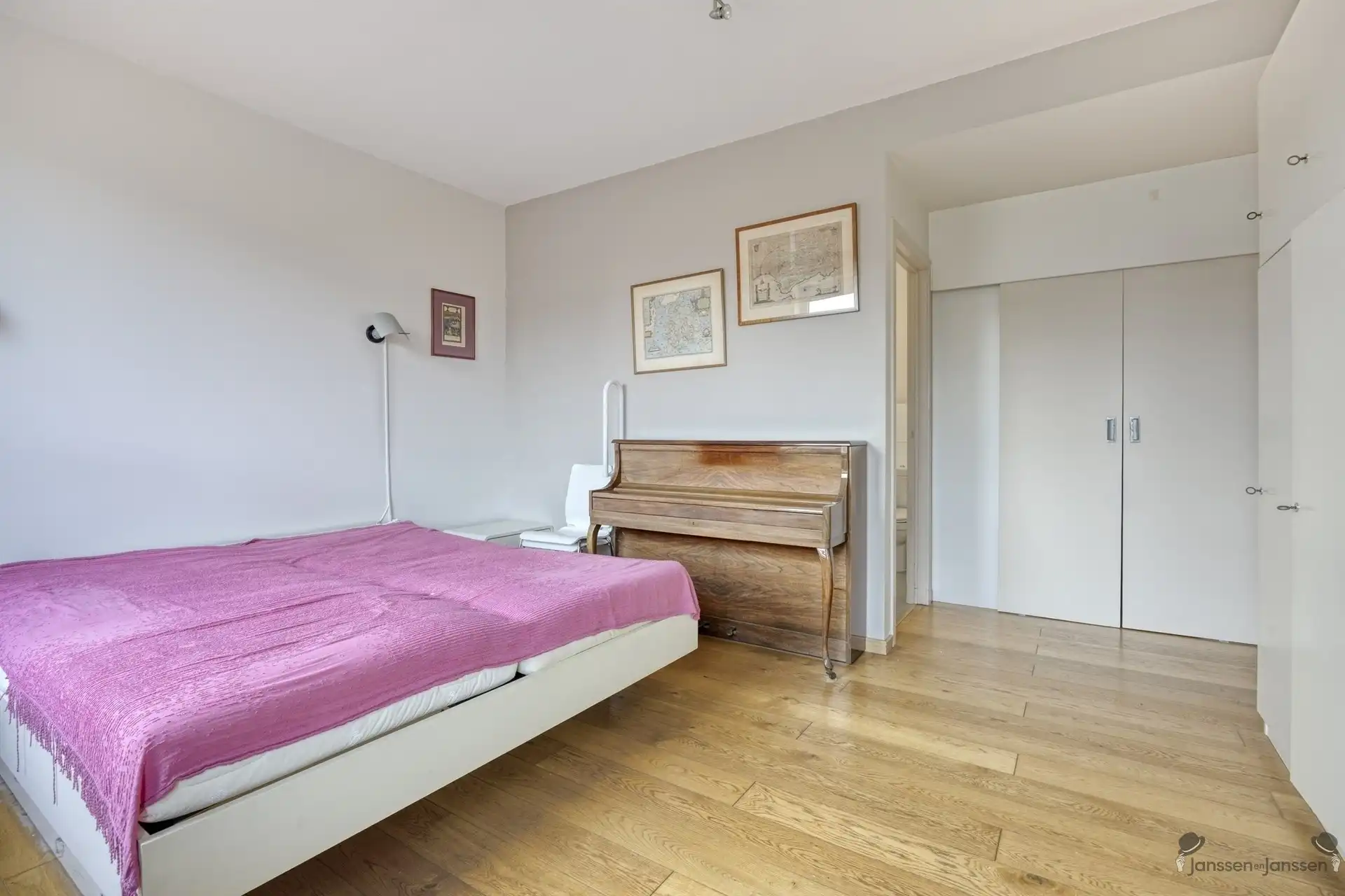 Ruim appartement met 3 slpk's, terras en 2 ondergrondse staanplaatsen foto 10